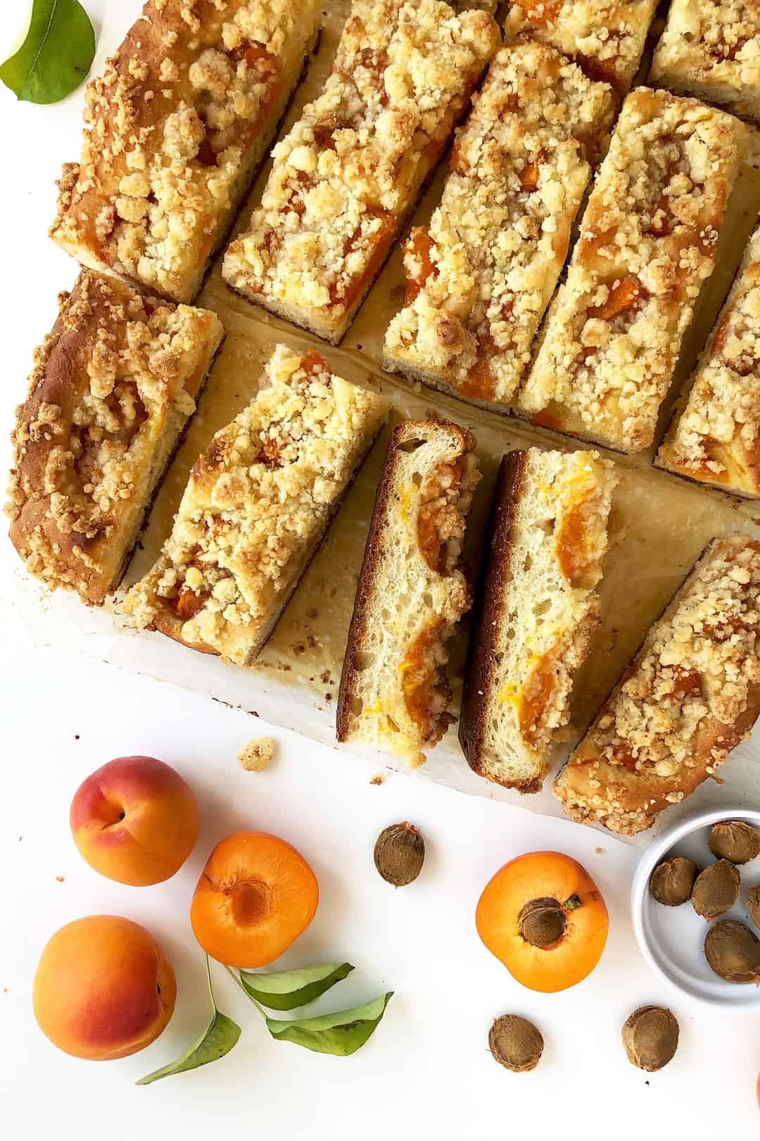 Yeast fruit cake with apricots